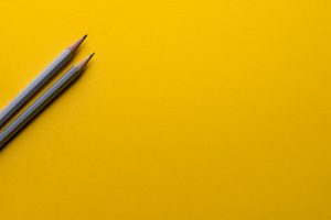 crayon de plond sur fond jaune